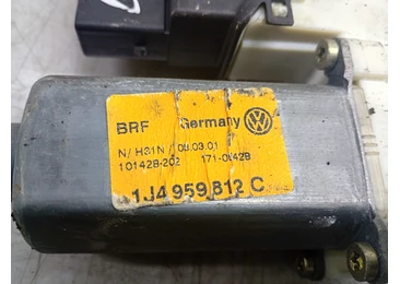 Motoras geam dreapta spate 1J4959812C Volkswagen Golf 4 (1997 - 2006)