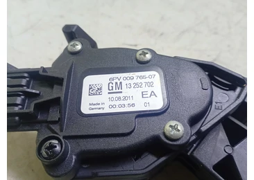 Pedala acceleratie 13252702 Opel Astra J (2009 - 2012) - miniatura 3