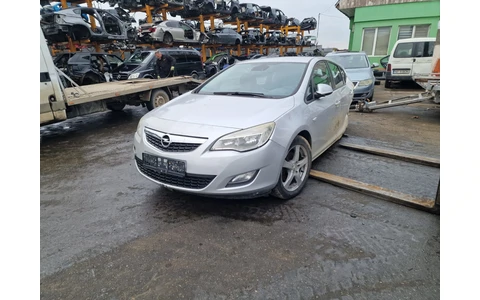 Opel Astra J (2009 - 2012) - imagine 1
