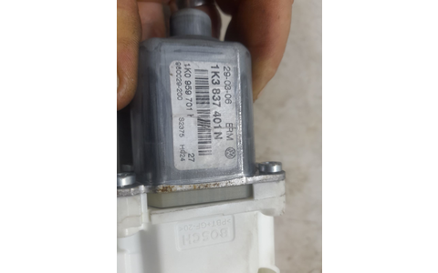 Motoras geam stanga fata 1k3837401N Volkswagen Golf 5 (2003 - 2009) - imagine 3