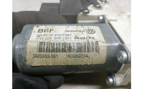 Motoras geam dreapta spate 1k0959794E Volkswagen Golf 5 (2003 - 2009) - imagine 4