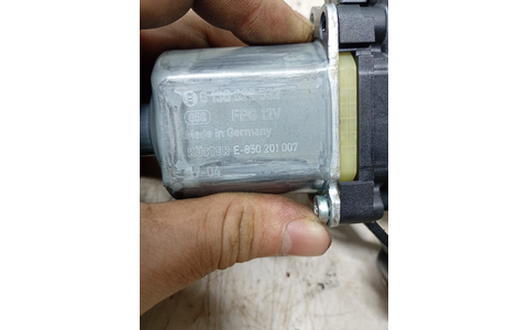 Motoras geam stanga spate 0130822532 Volkswagen Polo 5 (6R) (facelift) (2014 - 2018) - imagine 3