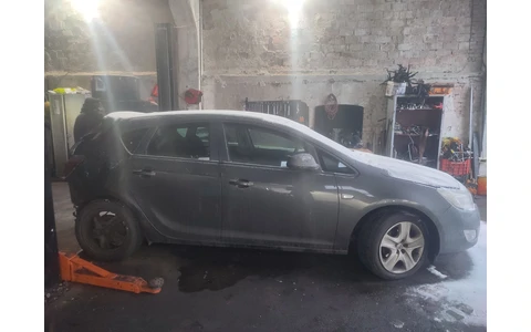Opel Astra J (2009 - 2012) - imagine 3