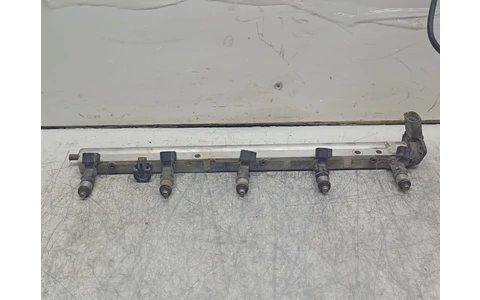Rampa injectoare 0280158096 Volvo V50 1 (2003 - 2011) - imagine 2