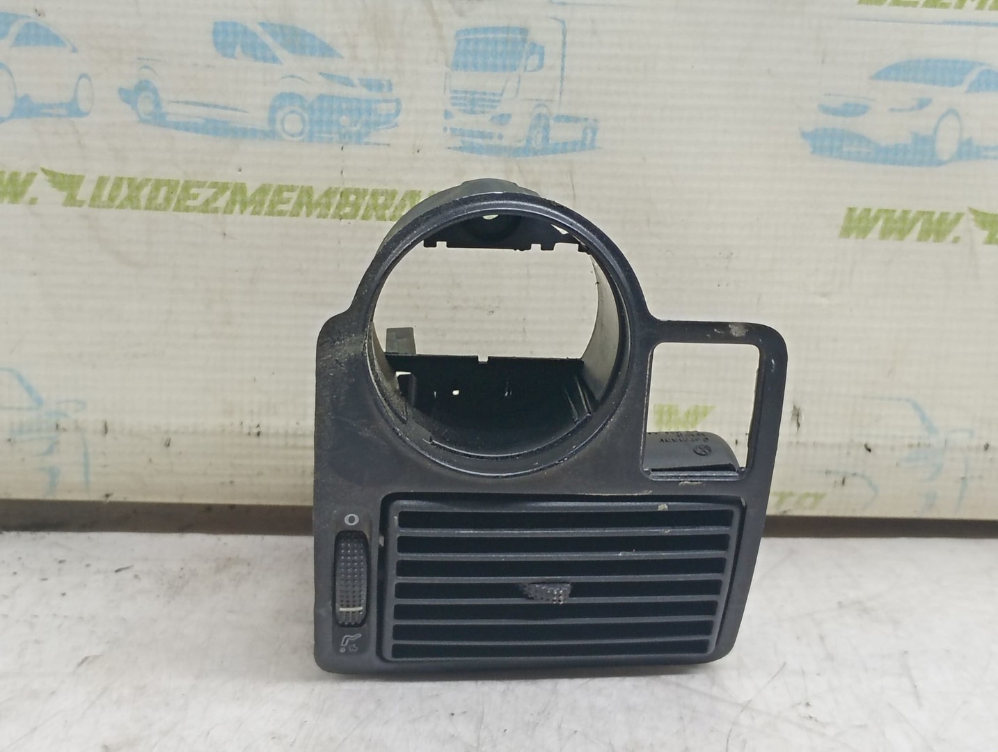 Grila ventilatie bord 1J1819983b Volkswagen Golf 4 (1997 - 2006)