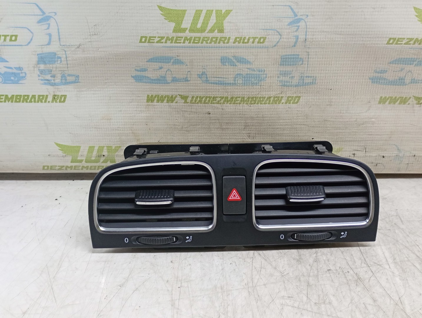 Grila ventilatie bord 5k0819743d Volkswagen Golf 6 (2008 - 2015)