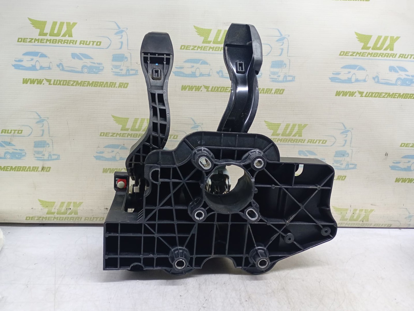 Pod pedalier 55703354 Opel Corsa D (2006 - 2011)