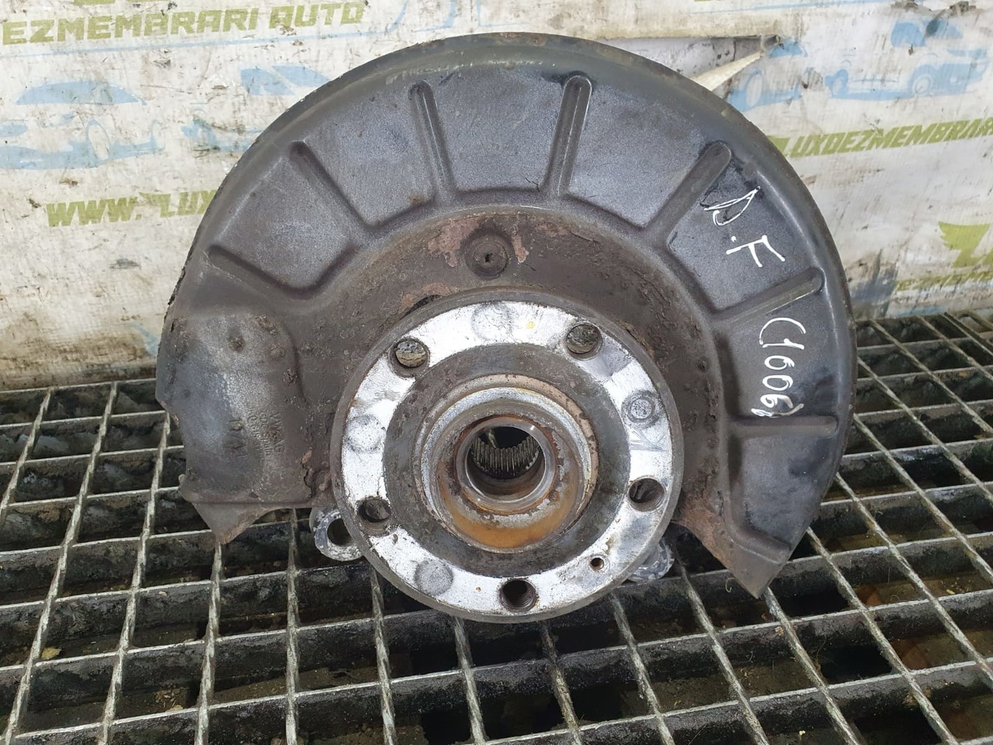 Fuzeta dreapta fata Volkswagen Passat B7 (2010 - 2015)
