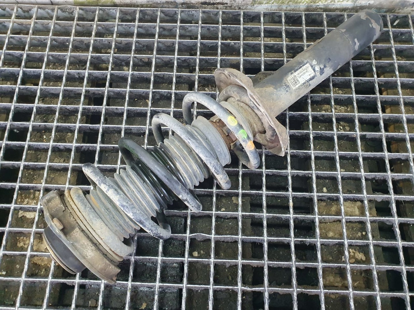 Amortizor cu arc dreapta fata 3c0413031at Volkswagen Passat B7 (2010 - 2015)
