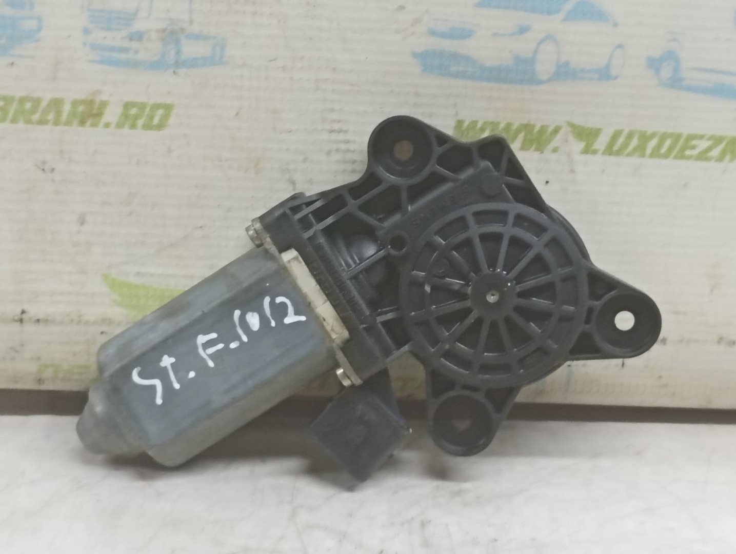 Motoras geam stanga fata a2208204642 Mercedes Benz C-Class W203 (2000 - 2004)