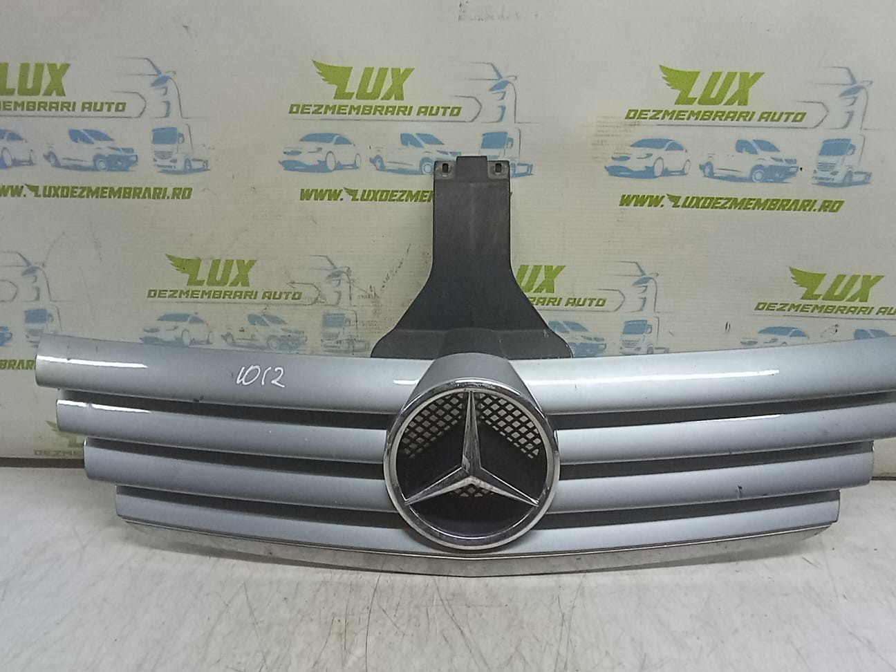 Grila bara fata a2038800383 Mercedes Benz C-Class W203 (2000 - 2004)