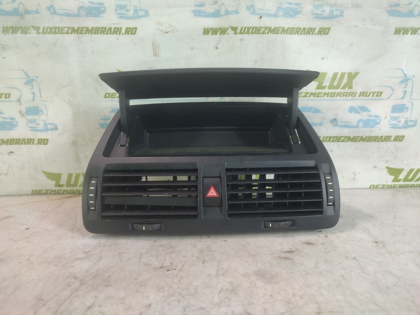 Grila ventilatie bord 1z0820951 Skoda Octavia 2 (facelift) (2008 - 2013)