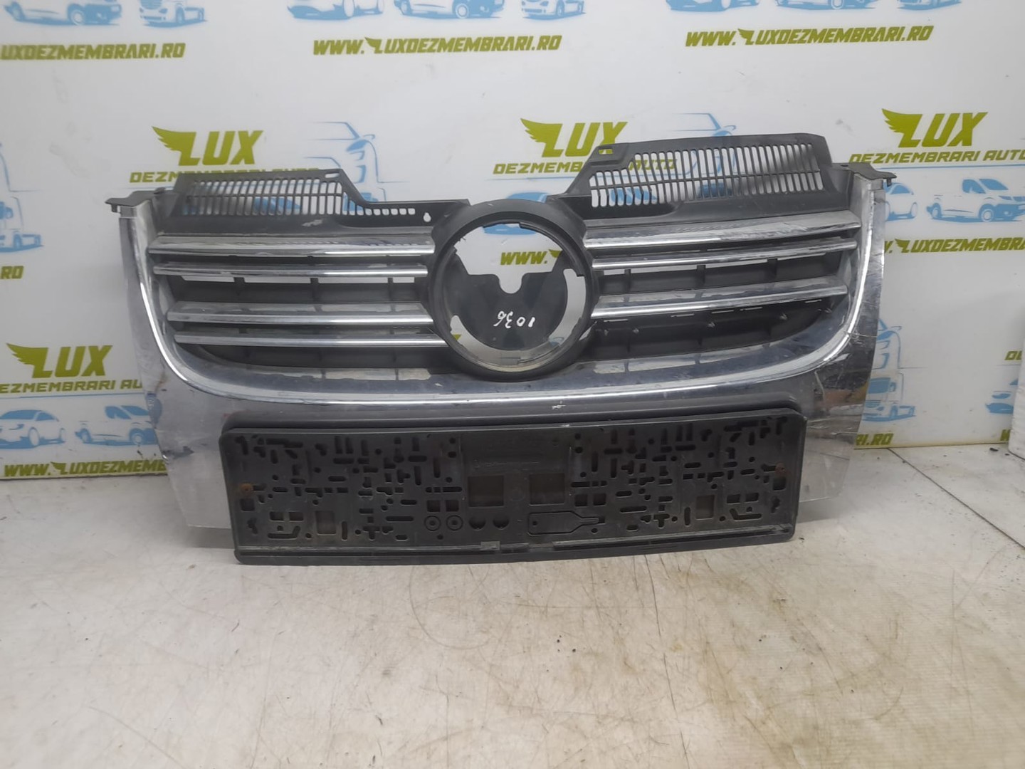 Grila bara fata 1k5853651 Volkswagen Golf 5 (2003 - 2009)