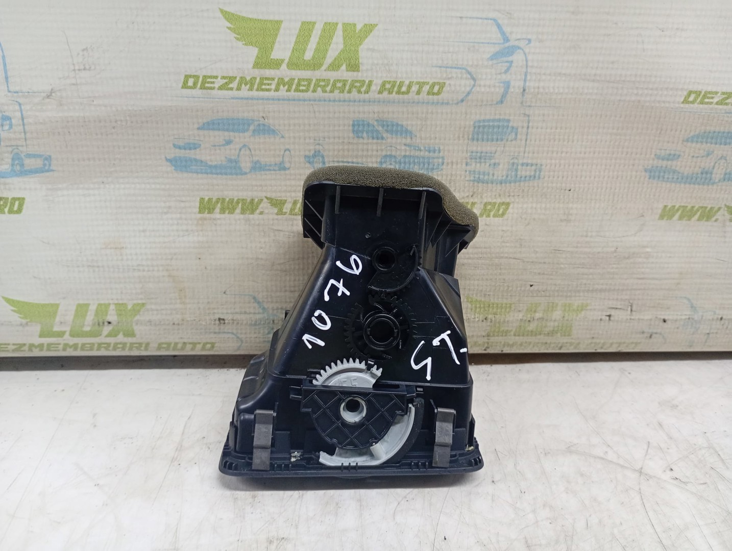 Grila ventilatie bord 5k0819709d Volkswagen Golf 6 (2008 - 2015)
