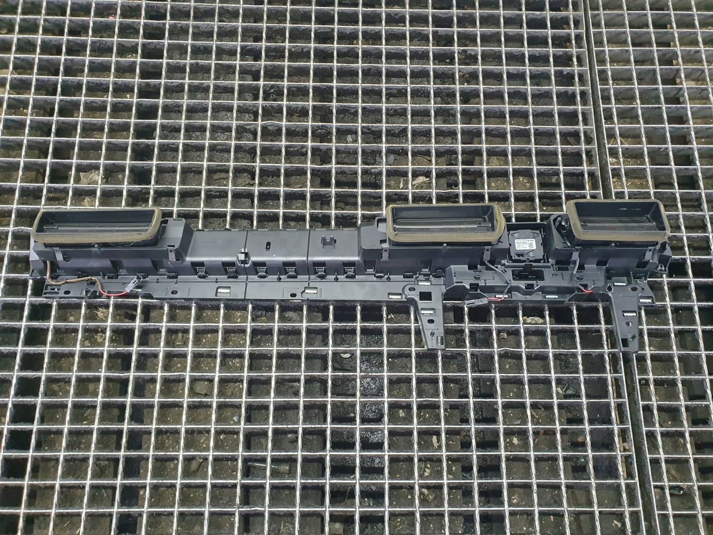 Grila ventilatie bord 3g1858416 Volkswagen Passat B8 (2014 - 2020)
