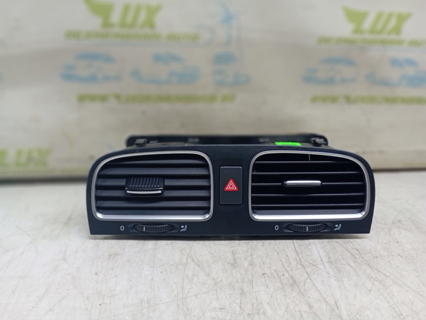 Grila ventilatie bord 5k0815735d Volkswagen Golf 6 (2008 - 2015)