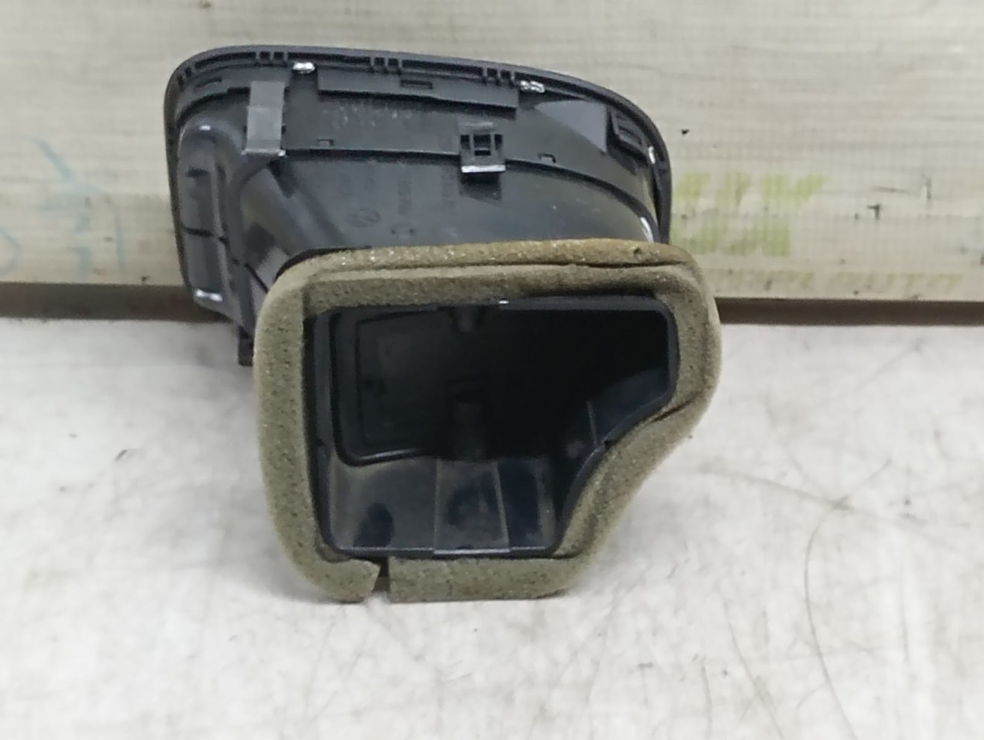Grila ventilatie bord 5k0819709d Volkswagen Golf 6 (2008 - 2015)