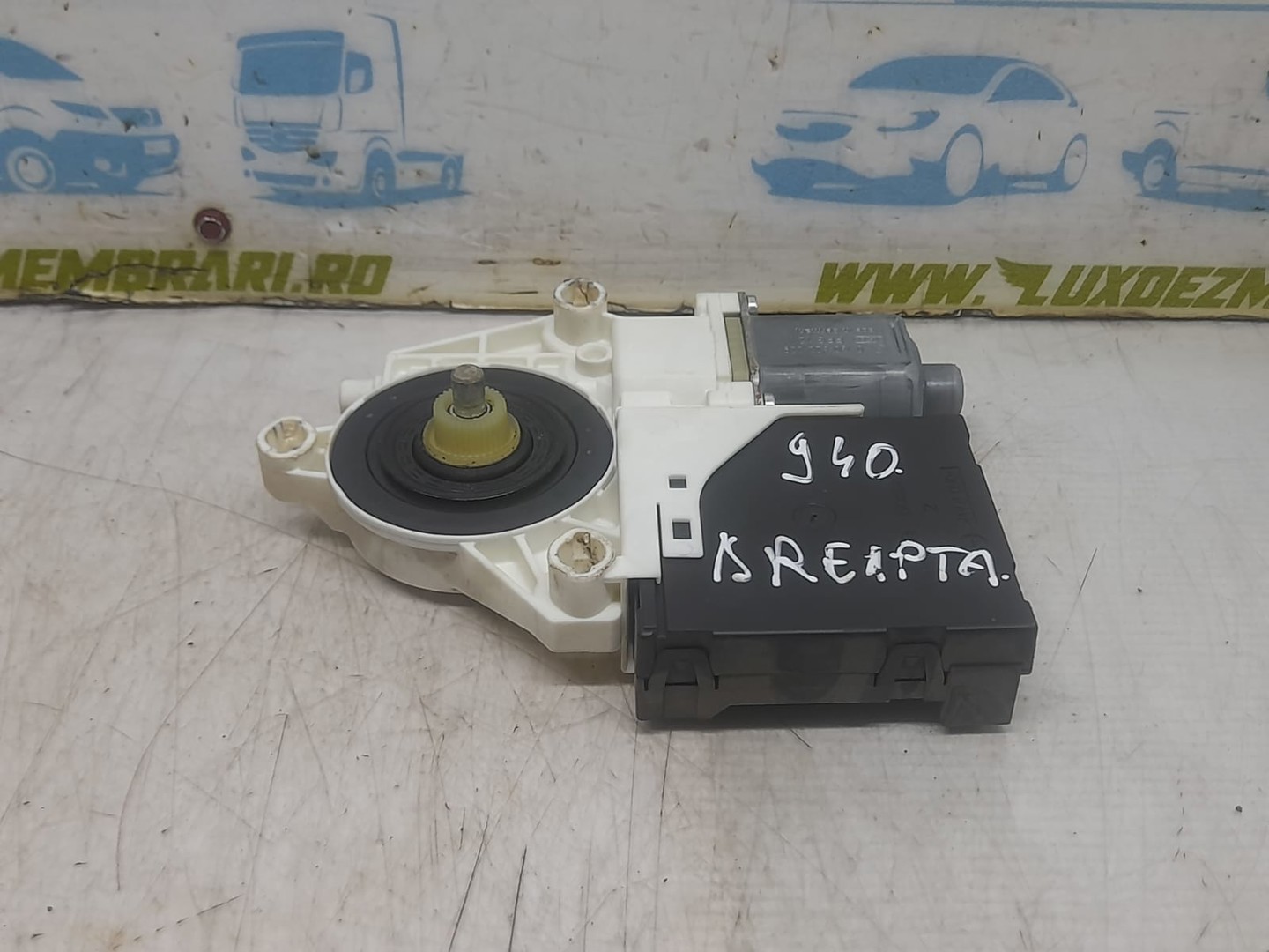 Motoras geam dreapta fata 1k3837402N Volkswagen Golf 5 (2003 - 2009)