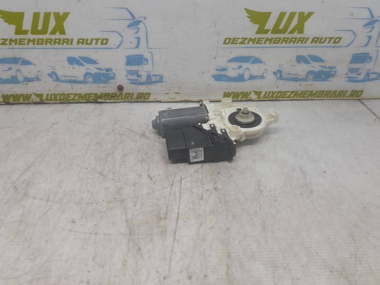 Motoras geam dreapta spate 1k0959704 Volkswagen Touran 1 (facelift) (2006 - 2010)
