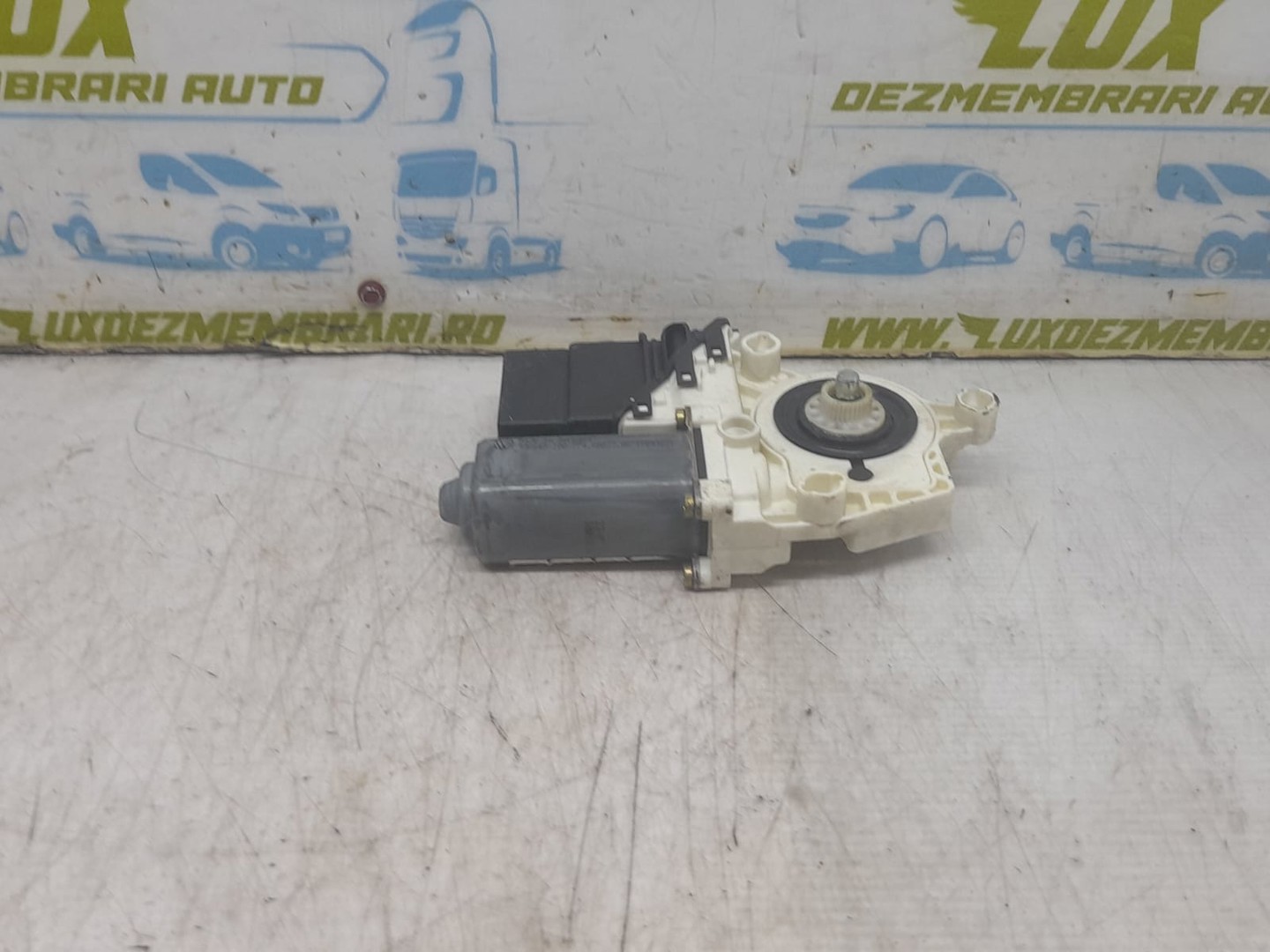Motoras geam stanga spate 1k0959703B Volkswagen Touran 1 (facelift) (2006 - 2010)