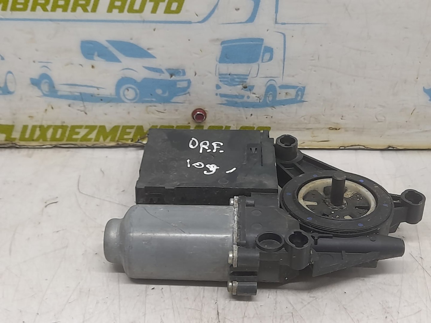 Motoras geam dreapta spate 1k0959792G Volkswagen Touran 1 (facelift) (2006 - 2010)