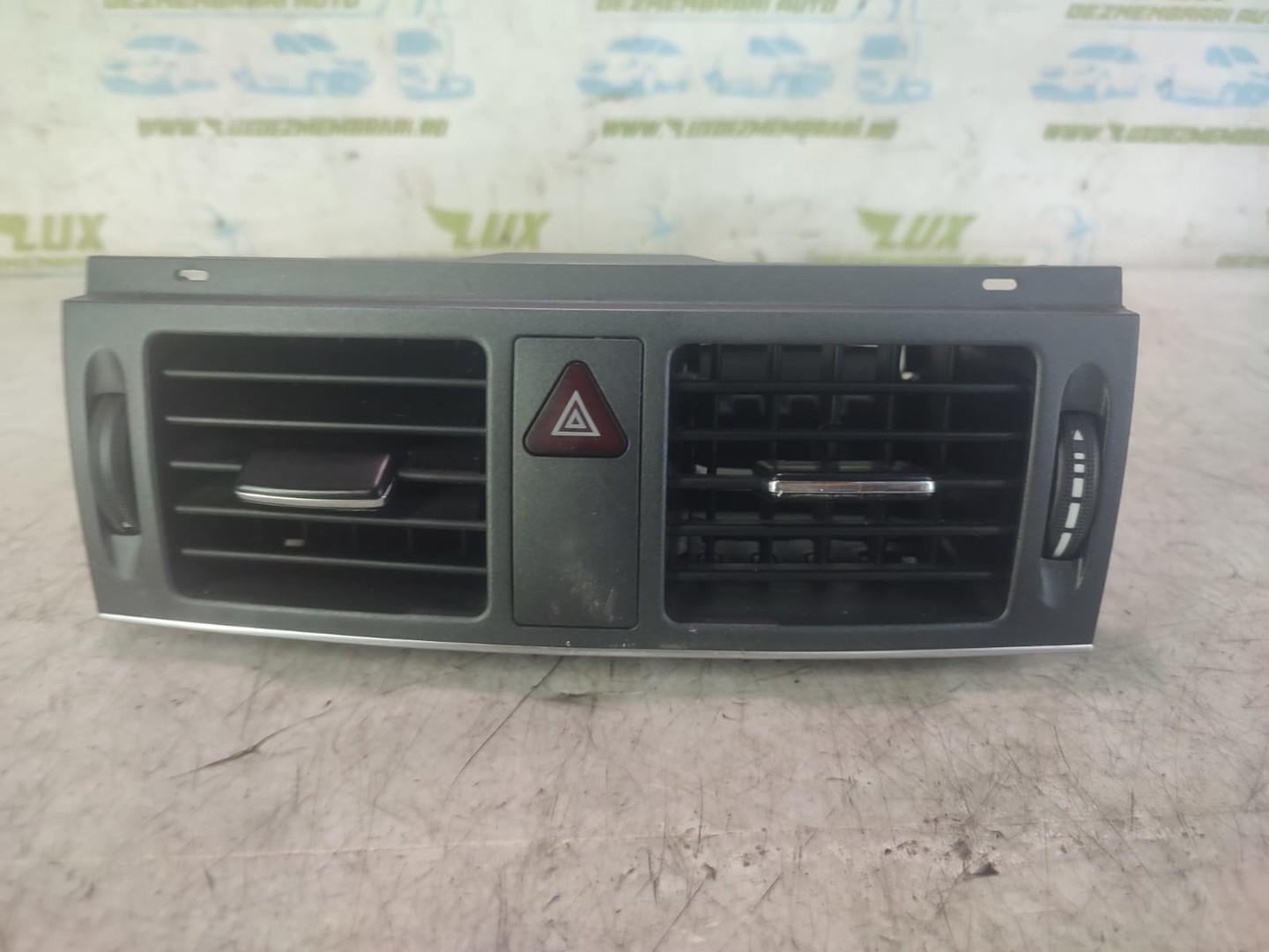Grila ventilatie bord A2048307254 Mercedes Benz C-Class W204/S204 (2007 - 2012)