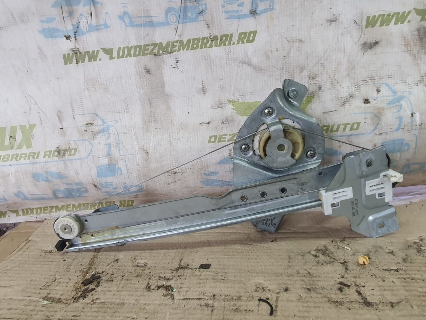 Macara geam dreapta spate 8200733832e Dacia Duster 1 (facelift) (2013 - 2017)