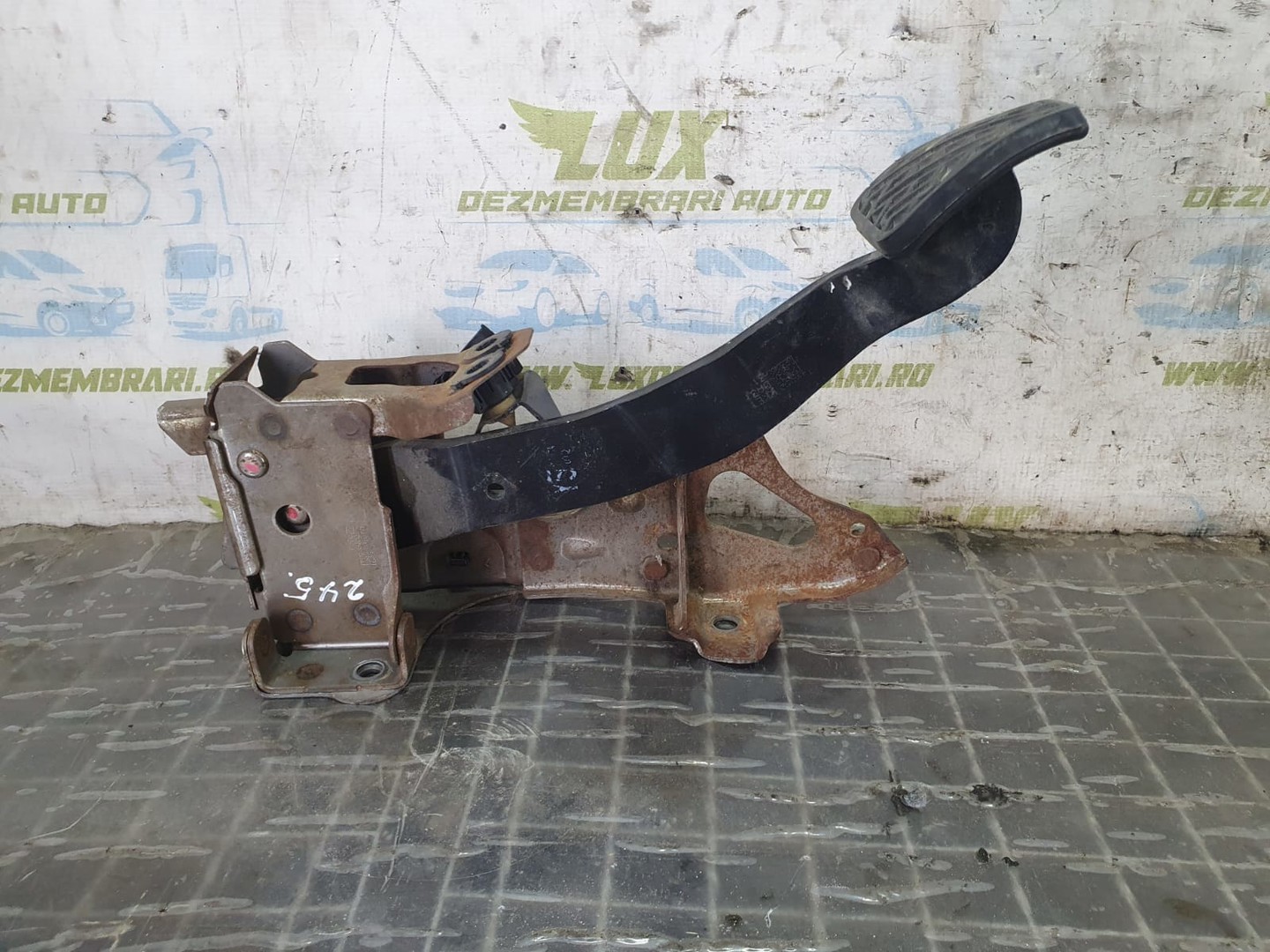 Pedala ambreiaj ah104-420-Jg02a-01 Nissan X-Trail T31 (2007 - 2011)