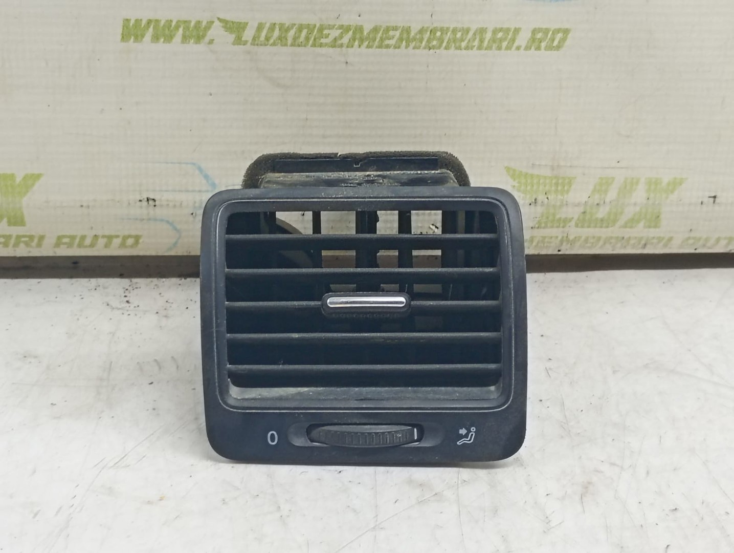 Grila ventilatie bord 1k0819709 Volkswagen Golf 5 (2003 - 2009)
