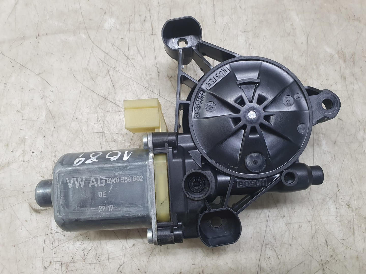 Motoras geam dreapta fata 8w0959802 Audi A4 B9 (2015 - 2020)