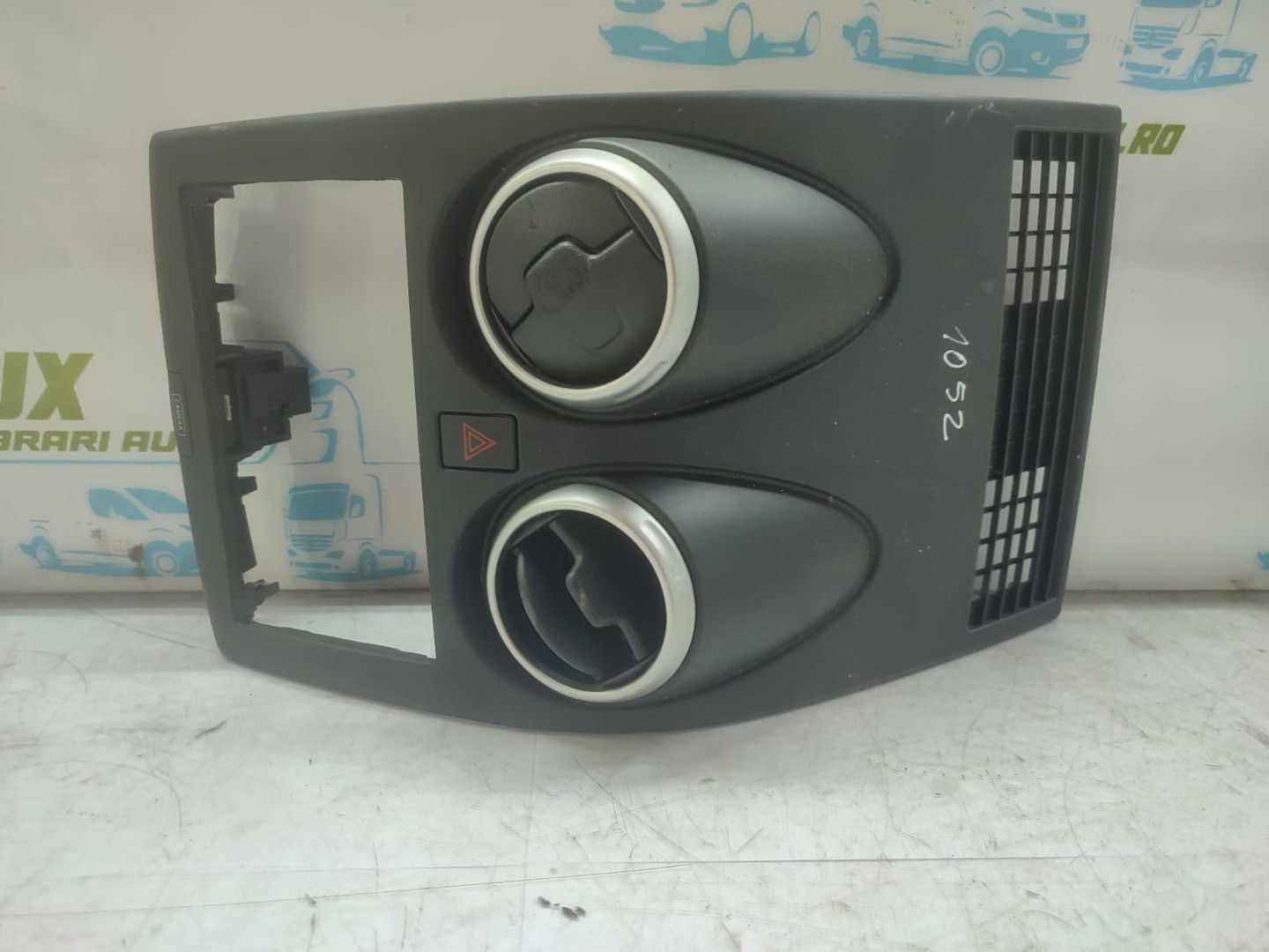 Grila ventilatie bord p10381a77100 Nissan Qashqai 2 J11 (2013 - 2020)