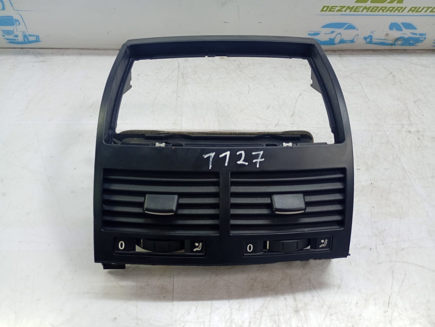 Grila ventilatie bord 928075r Volkswagen Touareg 1 (7L) (2002 - 2007)