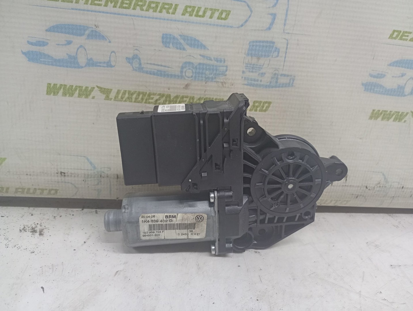 Motoras geam dreapta spate 1k0959704F Volkswagen Golf 5 (2003 - 2009)