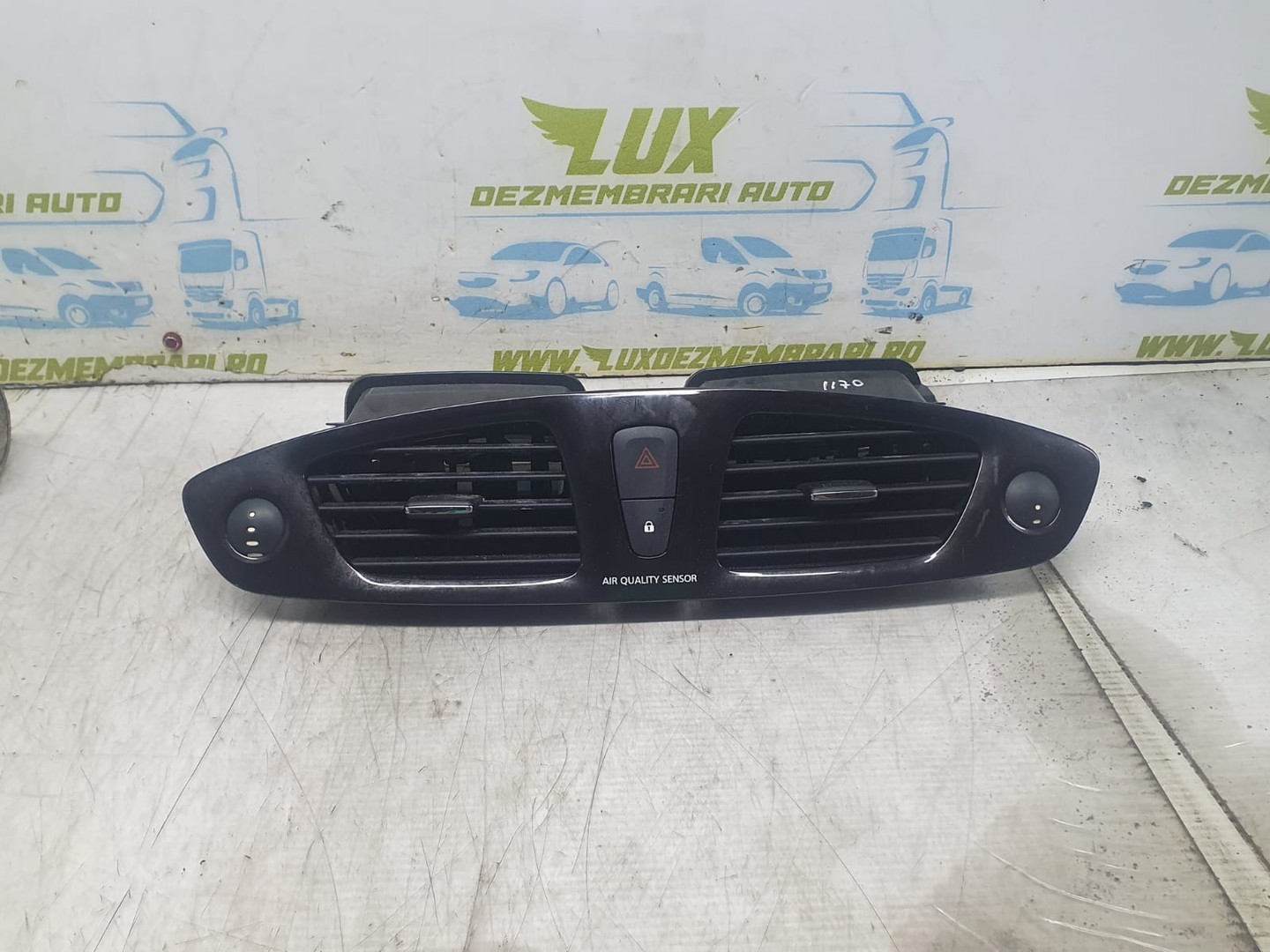 Grila ventilatie bord 682600031R Renault Scenic 3 (2009 - 2012)