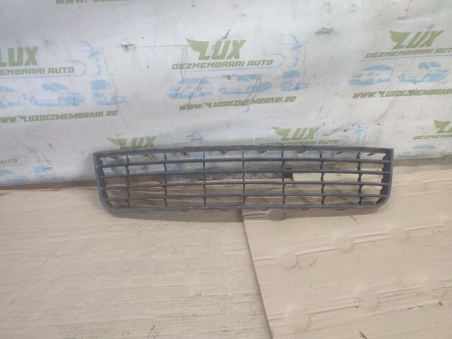 Grila bara fata 1k0853677 Volkswagen Golf 5 (2003 - 2009)
