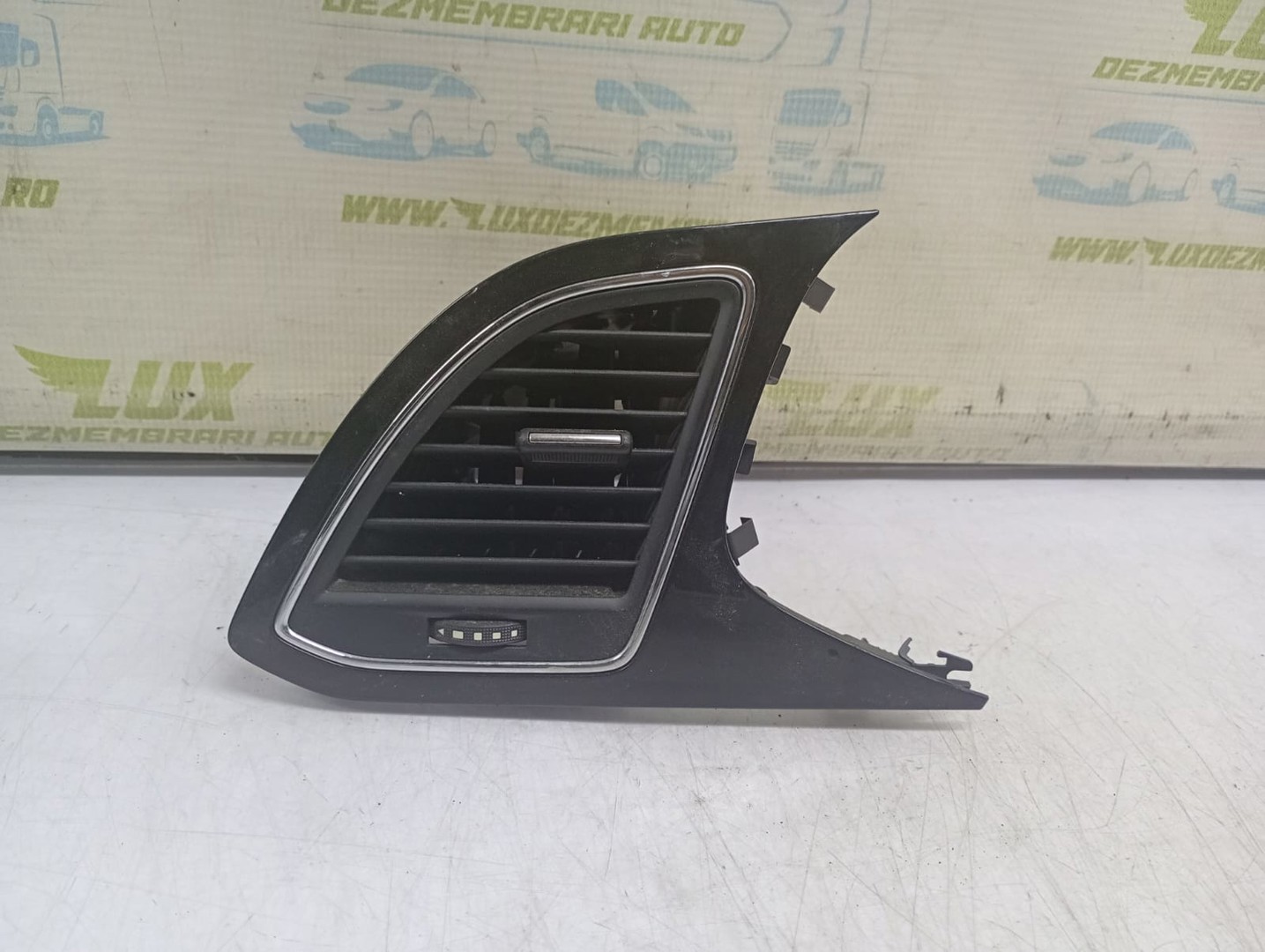 Grila ventilatie bord 5F1820901 Seat Leon 3 (5F) (2012 - 2016)