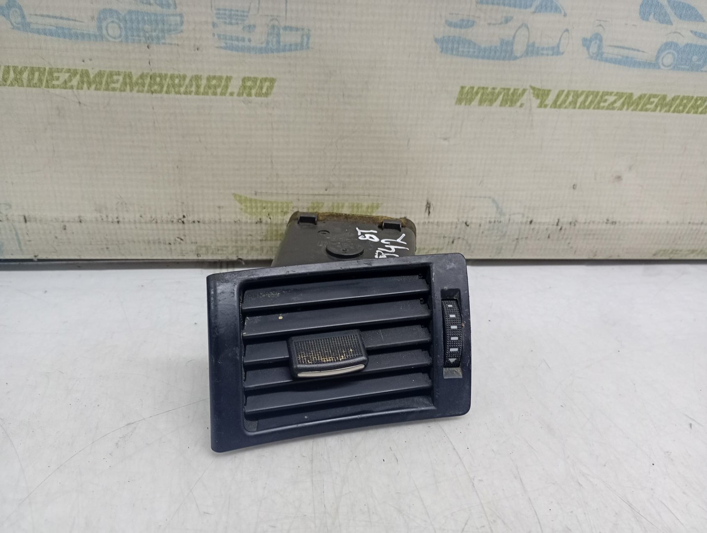 Grila ventilatie bord 8E0820901F Audi A4 B6 (2000 - 2005)