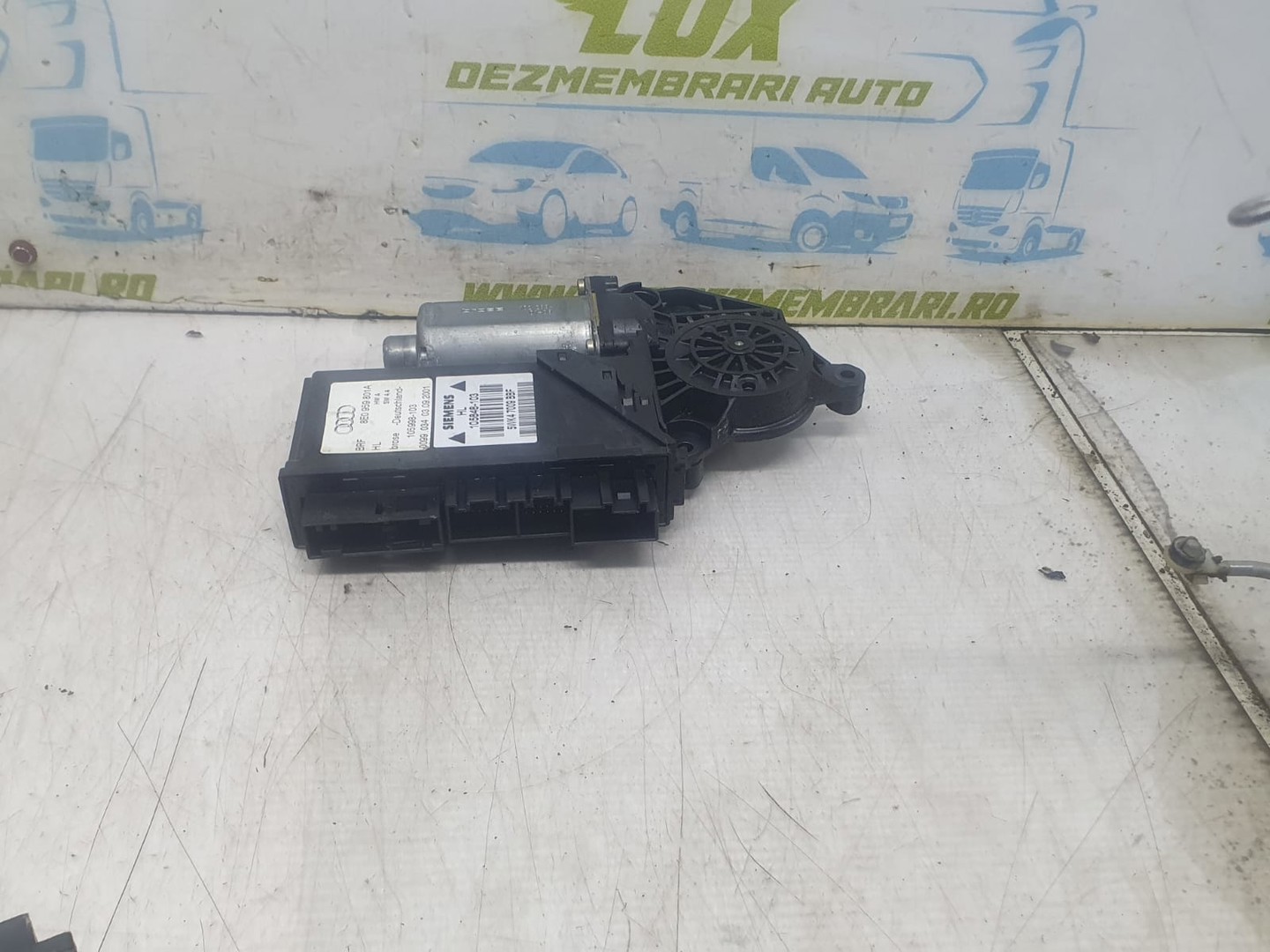 Motoras geam stanga spate 8E0959801A Audi A4 B6 (2000 - 2005)