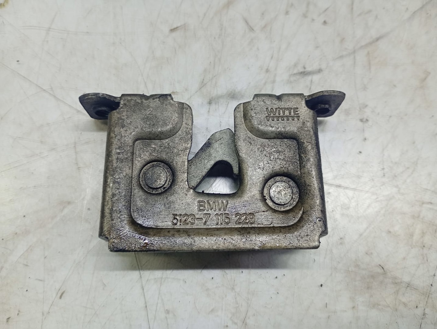 Broasca capota 5123-7115229 BMW Seria 3 E90 (2004 - 2010)