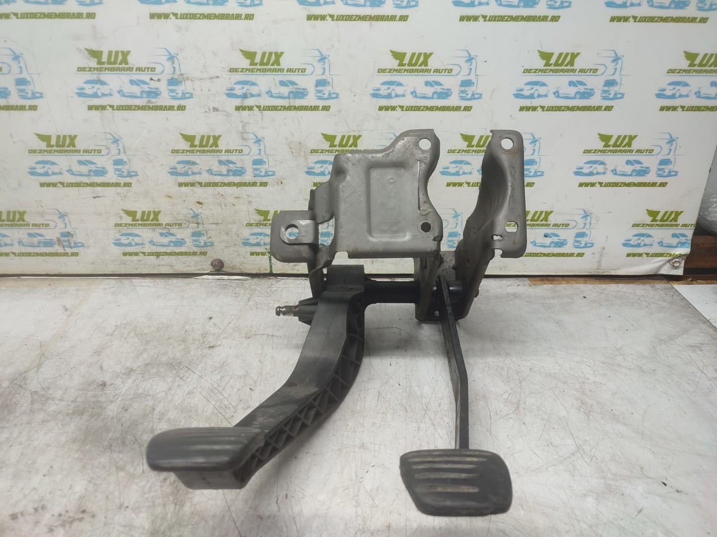 Pod pedalier 8200386509b Dacia Logan 1 (2004 - 2008)