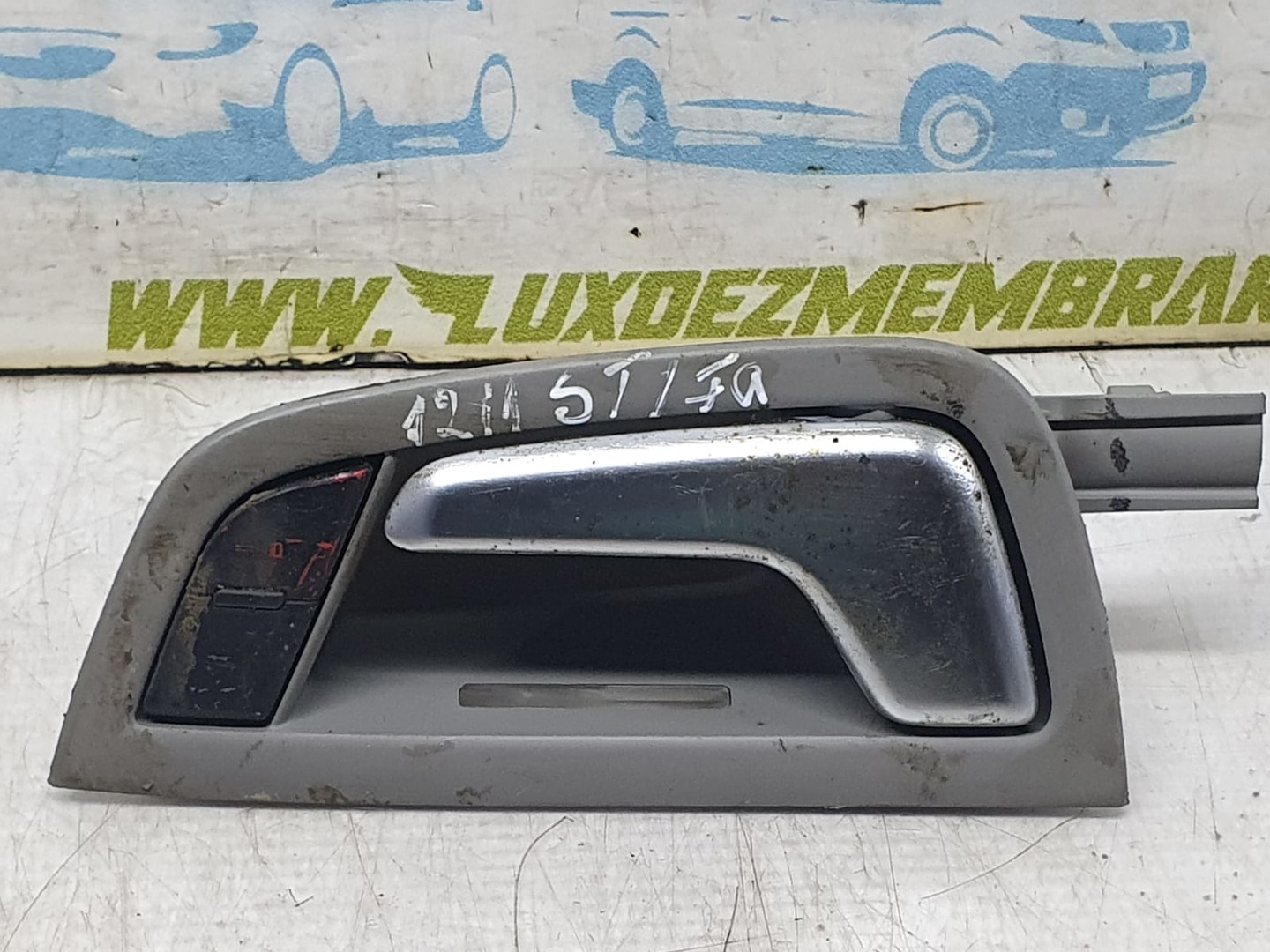 Maner interior stanga fata 4e0837019 Audi A8 D3/4E (2th facelift) (2007 - 2010)