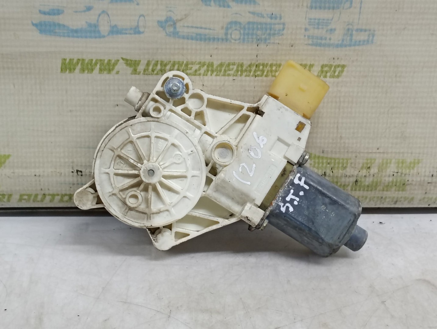 Motoras geam stanga fata 0130822226 BMW Seria 1 E87 (2004 - 2007)
