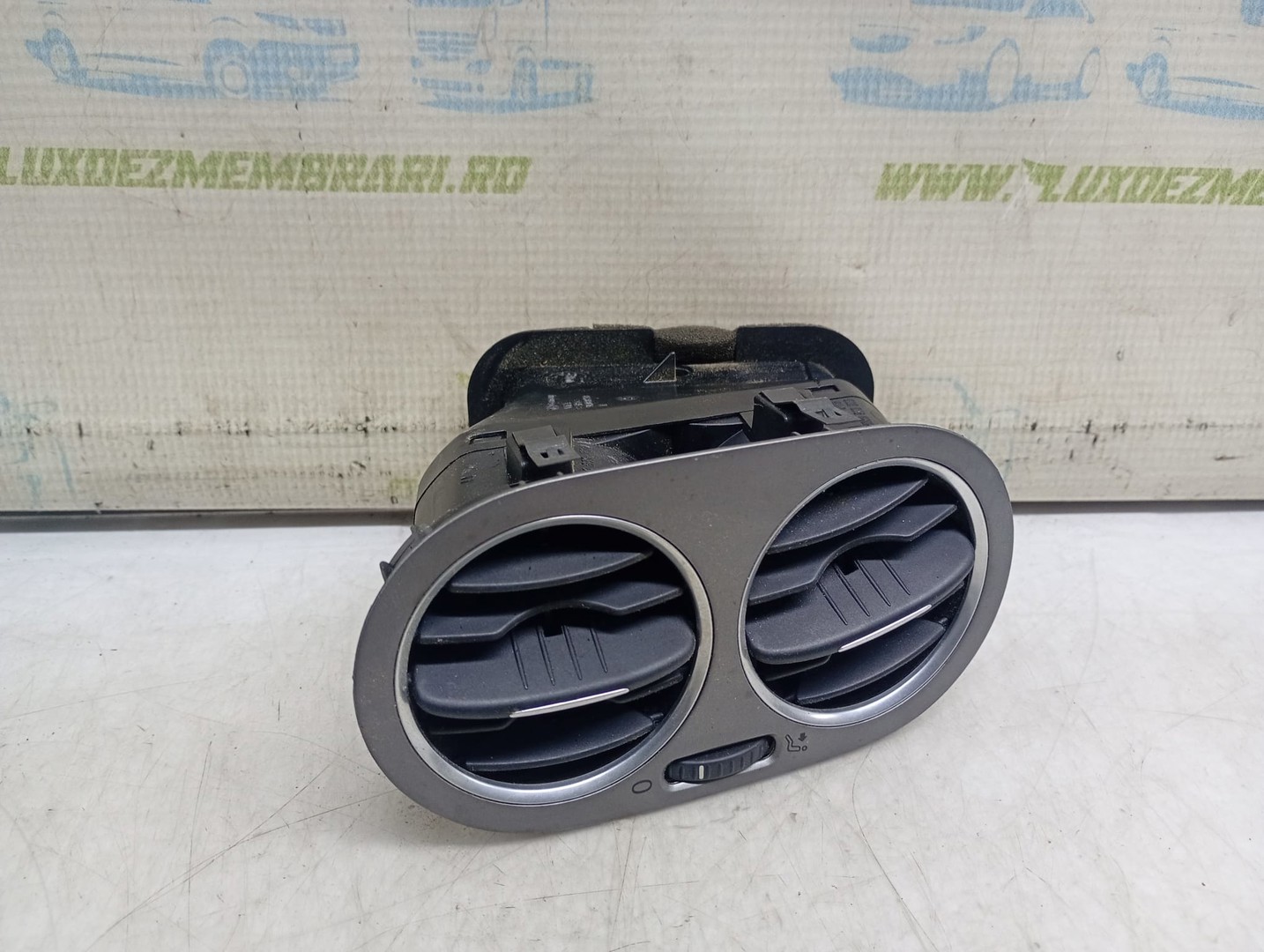 Grila ventilatie bord 5M0819729 Volkswagen Tiguan 1 (5N) (2007 - 2011)