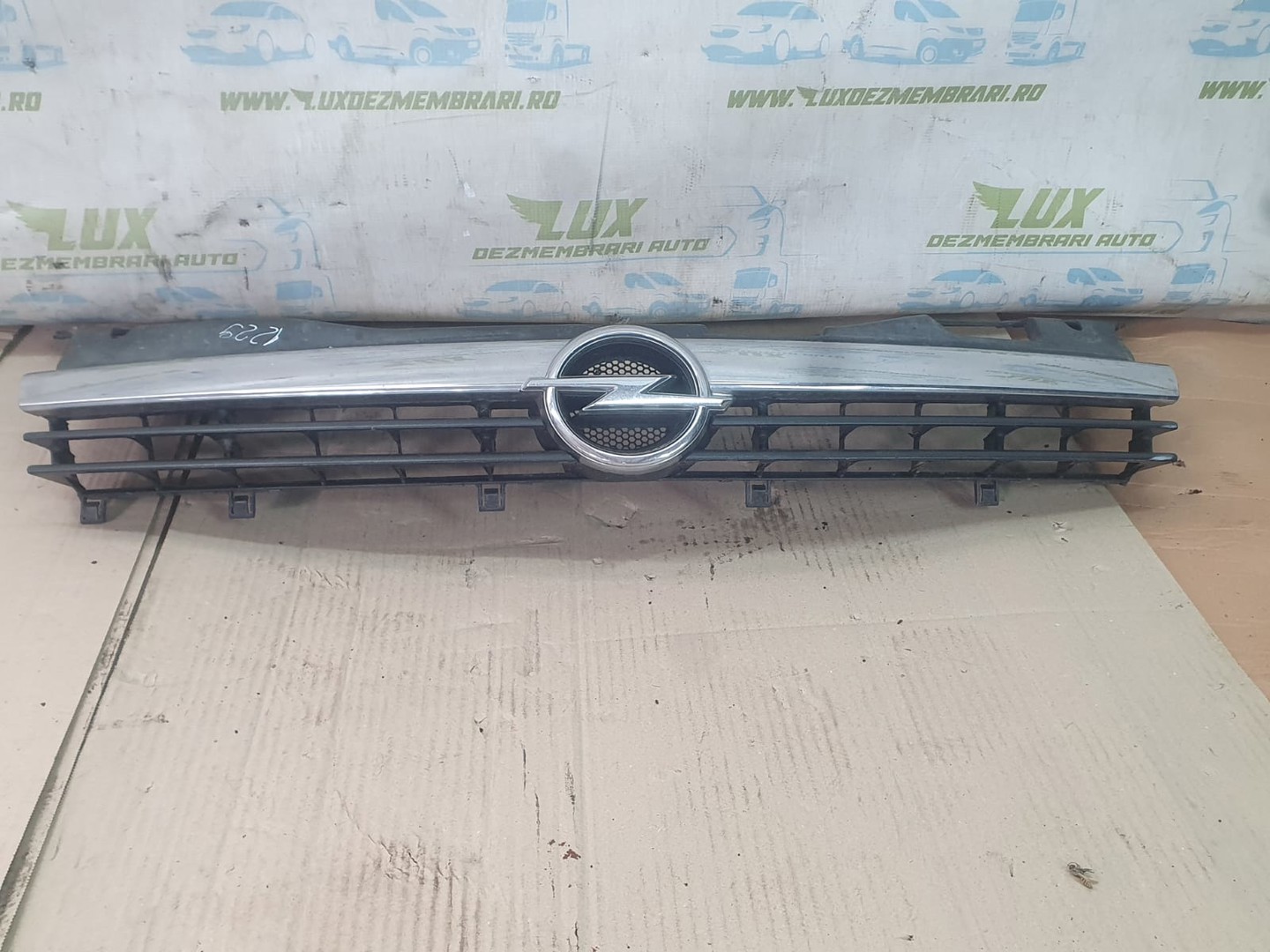 Grila bara fata 461088395 Opel Astra H (2004 - 2007)