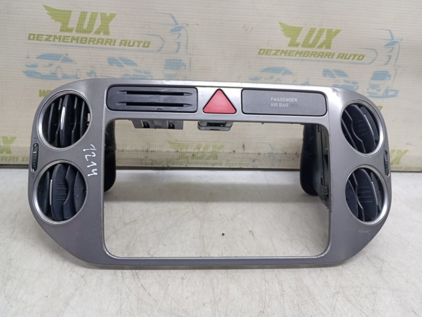 Grila ventilatie bord 5M0858071K Volkswagen Tiguan 1 (5N) (2007 - 2011)