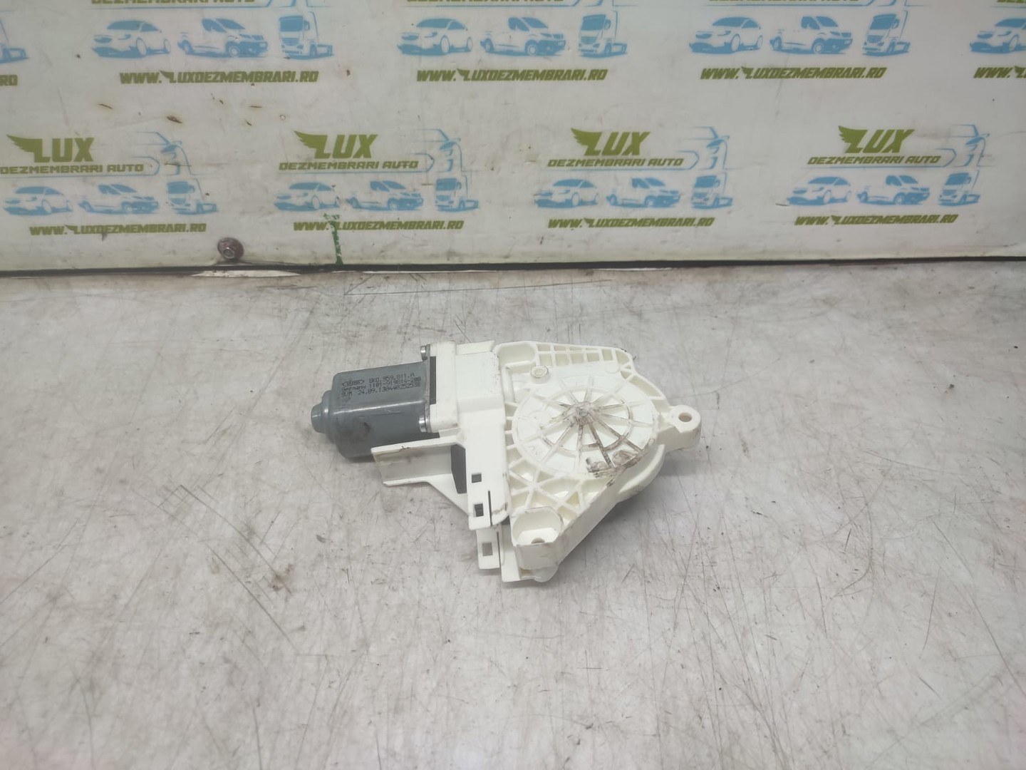 Motoras geam dreapta spate 8K0959811A Porsche Cayenne 958 (2010 - 2014)