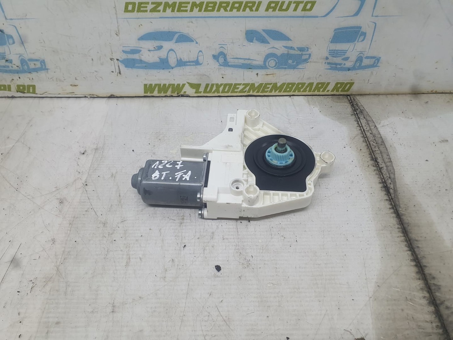Motoras geam stanga fata 8k0959801b Porsche Cayenne 958 (2010 - 2014)