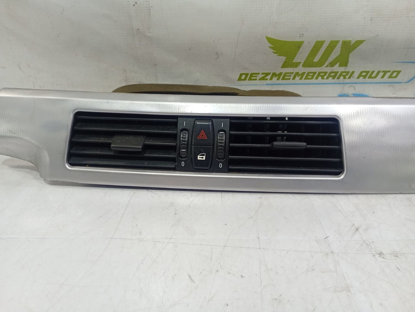 Grila ventilatie bord 51457063142 BMW Seria 5 E60/E61 (2003 - 2007)