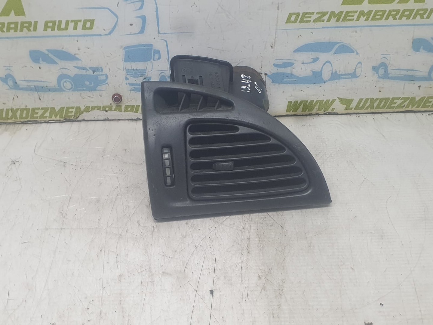 Grila ventilatie bord 99024110 Citroen C5 1 (facelift) (2004 - 2008)