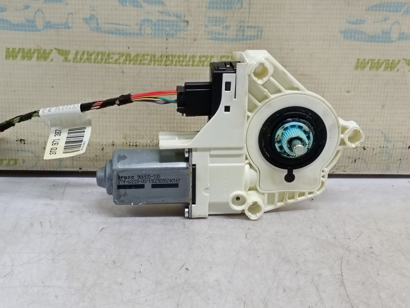 Motoras geam stanga fata 8K0959801 Skoda Superb 2 (2008 - 2013)